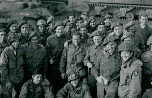 Soldados del 506 Regimiento de la 101 junto a tropas de la 6ª División Aerotransportada británica después de ser rescatados por los estadounidenses, tras el fracaso de Market Garden