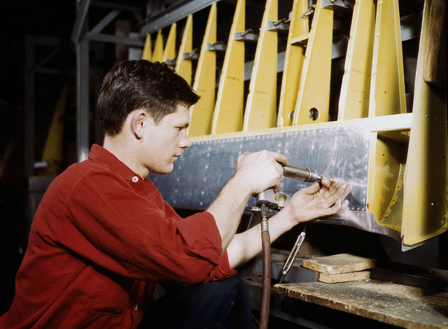 Un remachador en el trabajo en la planta de Douglas Aircraft Corporation en Long Beach, California, en octubre de 1942