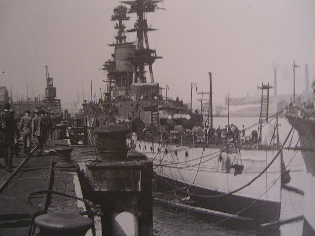 EL HMS Courageous en puerto, vean la torre doble de 381 mm