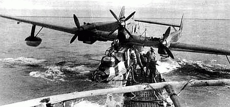 Reabastecimiento de combustible desde un Blohm Voss BV-138 a un U-boot en algún lugar del Ártico