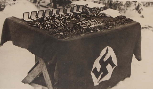 Mesa con cruces de hierro otorgadas a miembros del 6. SS NORD