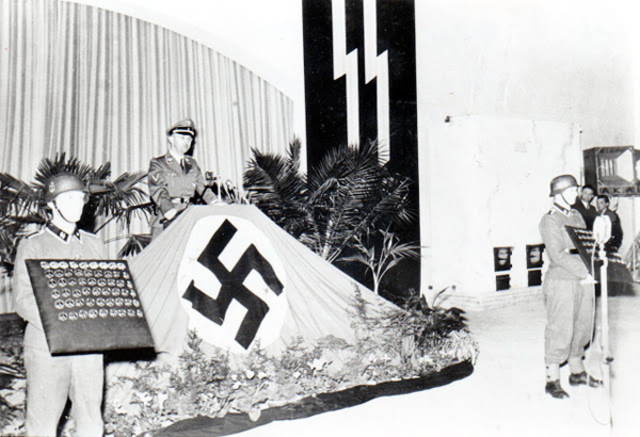 Himmler en una entrega de condecoraciones de las SS