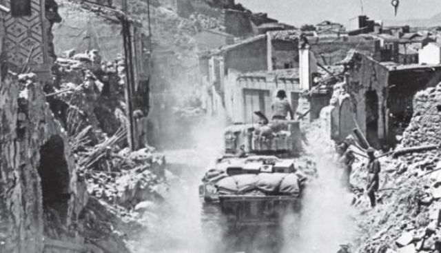 Shermans canadienses de la 1ª División entre las ruinas de Regalbuto. 3 de Agosto de 1943
