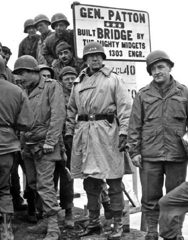 Patton posando con las tropas 130º Batallón de Ingenieros que acaba de construir este puente sobre el río Sauer. 20 de febrero de 1945