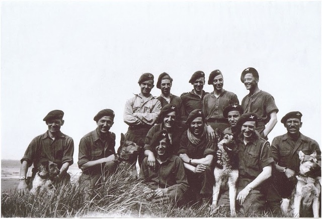 Miembros del 13º Batallón de Paracaidistas después de la guerra cerca de Wismar