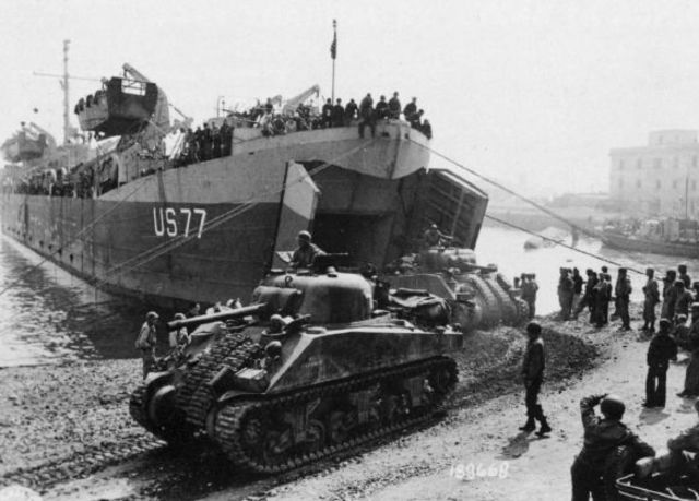 Tanques de la 1st Armored Division US desembarcando en Anzio 22 de enero de 1944