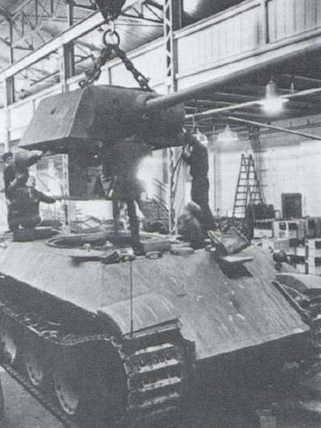Línea de producción del Panther en 1943. La torreta está siendo conducida por una grúa a su posición de encaje