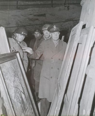Patton junto a Ike y Bradley en un refugio subterráneo donde los alemanes habían escondido numerosas obras de arte requisadas en los diferentes países europeos. Finales de 1945