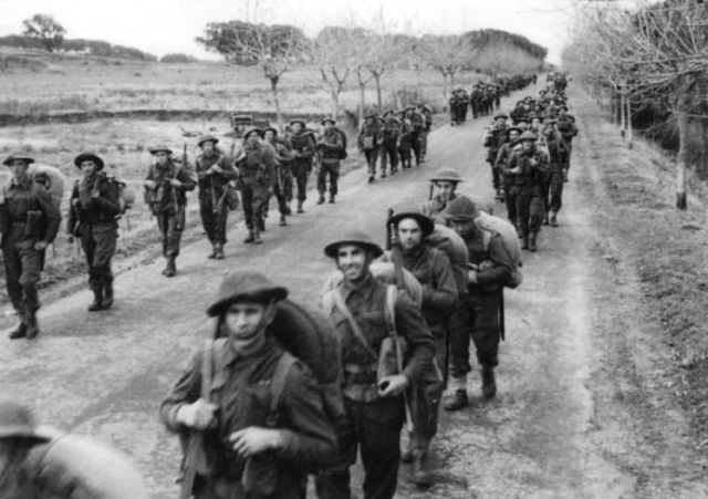 Columna de la 1st British Division avanzando desde Peter beach hacia el interior