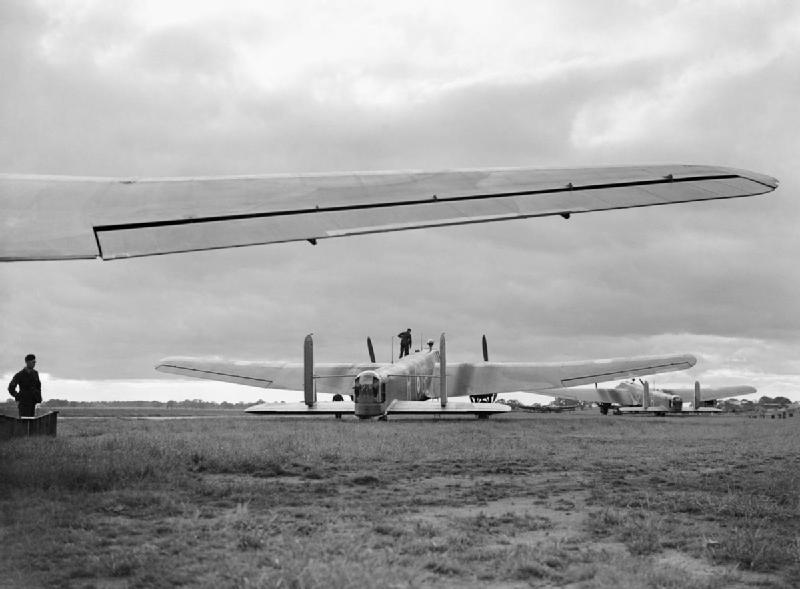 Armstrong Whitworth Whitley Mk V perteneciente al 58º Escuadrón de Bombardeo de la RAF, en el Aeródromo de Linton-on-Ouse, Yorkshire, Junio de 1940