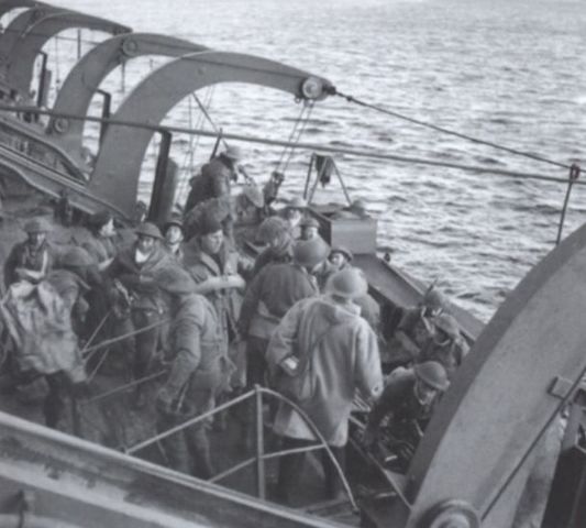 Comandos entrenando desembarcos en la costa de Escocia