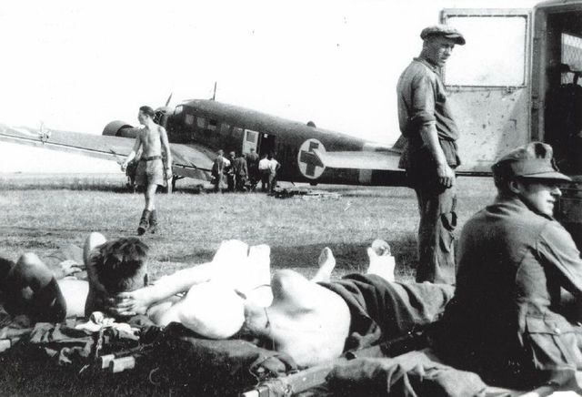 Soldados heridos esperan su evacuación en un transporte hospital Junkers Ju 52