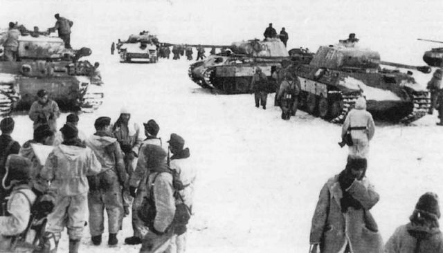 Un grupo de Panthers junto a un solitario Tiger del S. Pz. Regiment Bäkke en los combates por la bolsa de Korsun-Cherkassy. Enero-Febrero 1944