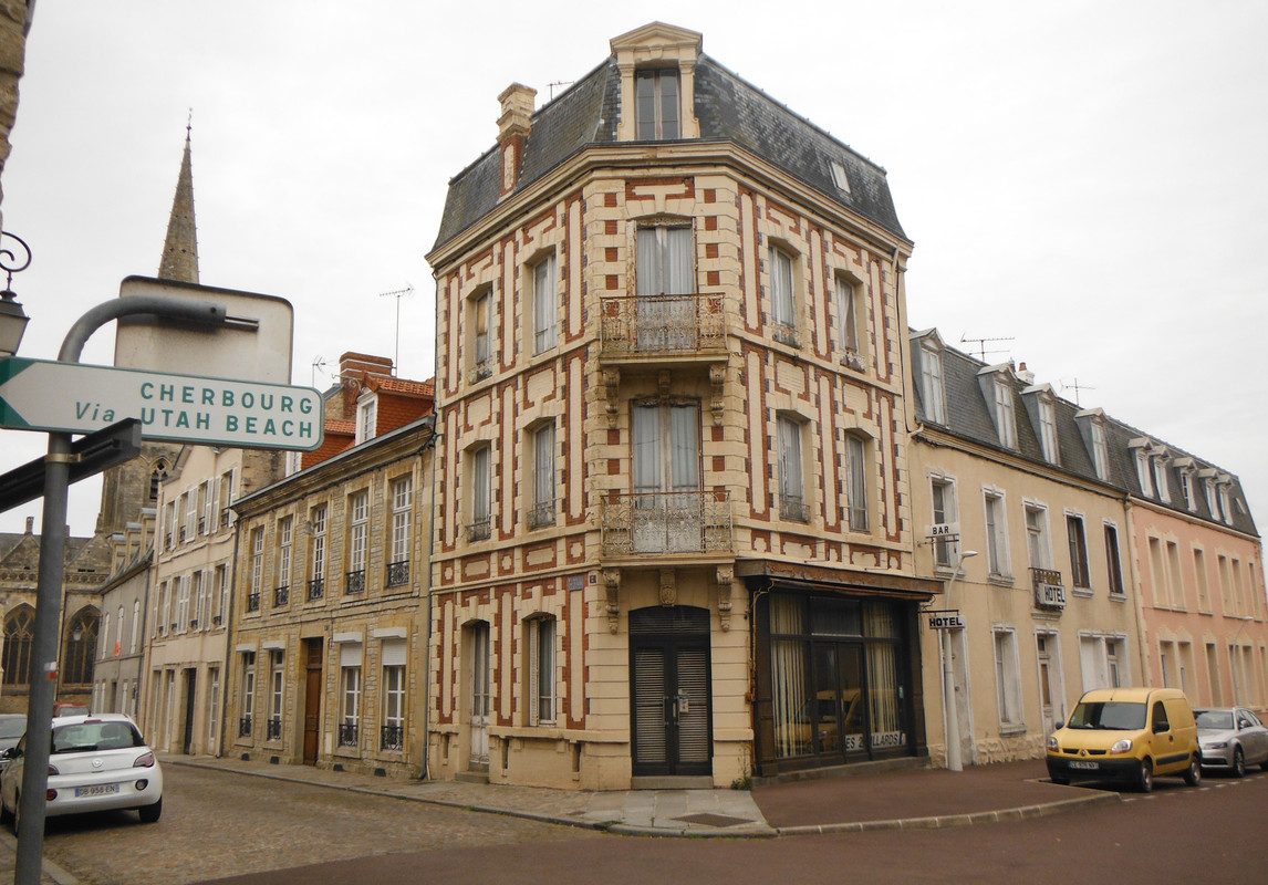 Un par de edificios típicos de Carentan, en algunos aún se conservan impactos de bala