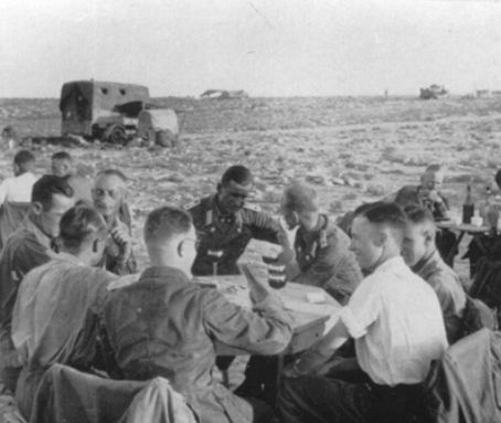 Kümmel, centro, con sus camaradas, durante una celebración en el desierto