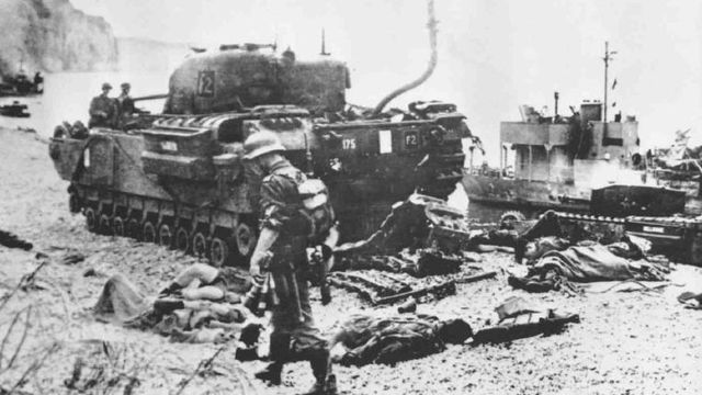 Tanques Churchill puestos fuera de combate entre los cuerpos sin vida de soldados canadienses