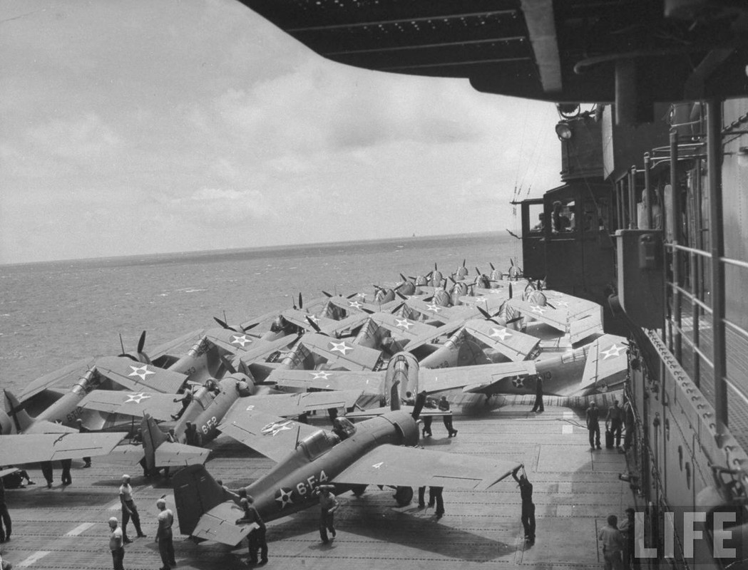 El USS Enterprise en diciembre de 1941, se alcanzan a distinguir el 6-F-4, pilotado por Flynn y el   6-F-1 pilotado por Hebel