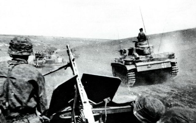 Columna blindada de la división Totenkopf avanza hacia el frente utilizando la protección de un pequeño valle entre las colinas. Julio 1943