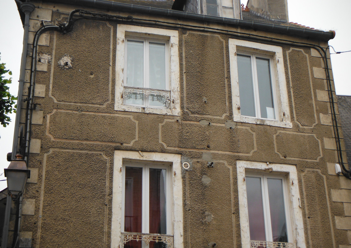 Un par de edificios típicos de Carentan, en algunos aún se conservan impactos de bala