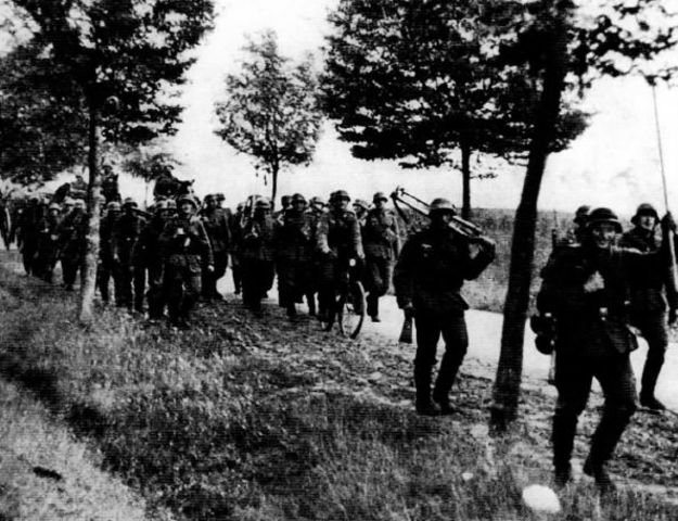 Compañía de infantería alemana avanzando hacia el interior del territorio occidental de Polonia