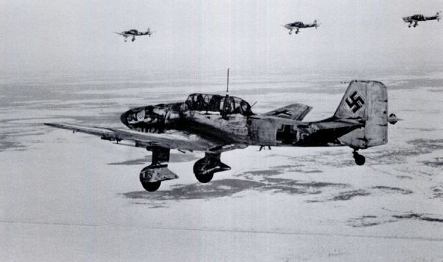 Grupo de Stukas de la escuadrilla Immelmann despegando de un aeródromo. Invierno 1941
