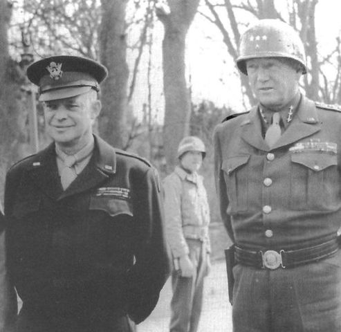 Patton junto a Eisenhower en Normandía. Verano de 1944