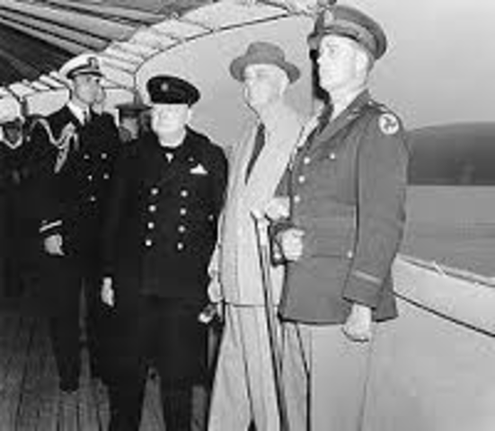El presidente Franklin D. Roosevelt y el Primer Ministro Winston Churchill se preparan para la Conferencia sobre la Carta del Atlántico, del 10 al 12 agosto de 1941