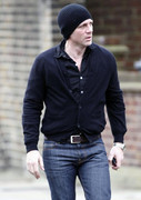 Daniel_Craig_Spotted_Outside_London_Home_MNg8fx_S.jpg