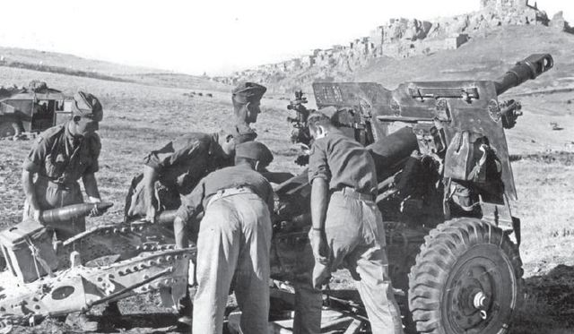 Obús de 25 pdr. de la 51ª División Highland, abriendo fuego sobre posiciones alemanas en el Monte Etna