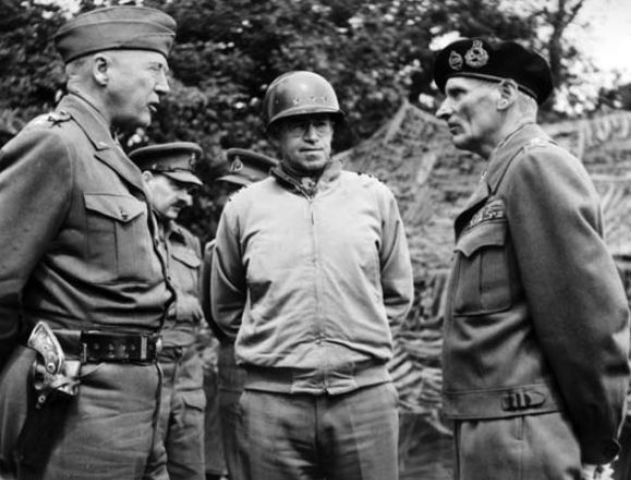 Quizá la rivalidad entre Patton y Montgomery ha sido excesivamente exagerada. En la imagen Patton como comandante en jefe del 3er Ejército, junto a Bradley y Montgomery en Normandía. Agosto de 1944
