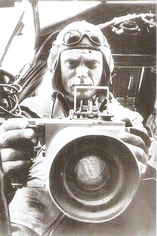 Navegante de un bombardero alemán fotografiando el blanco
