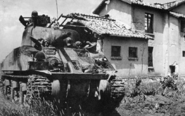 M4 Sherman del 751st TB operando cerca de Cisterna. 9 de mayo de 1944