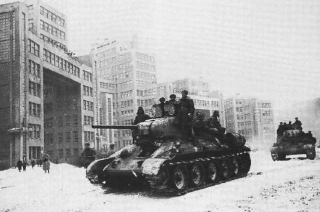 16 de Febrero de 1943. Tropas soviéticas en la recién conquistada Kharkov