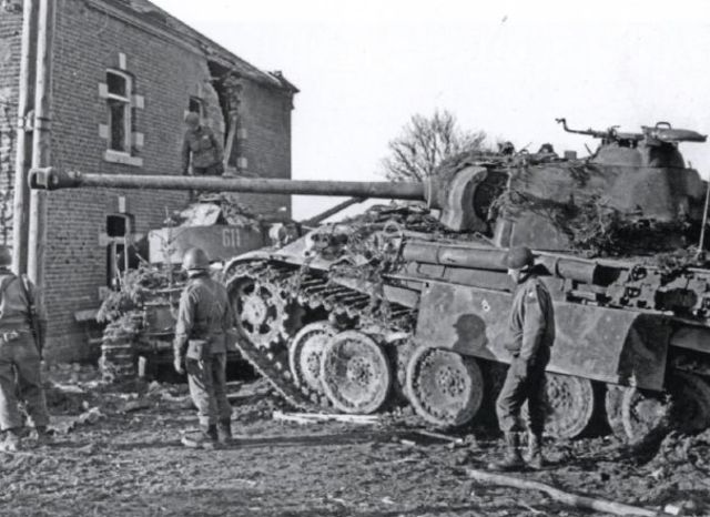 Soldados norteamericanos junto a un Panther Ausf. G de la 116ª Pz. Div. puesto fuera de combate en la población belga de Hotton. Diciembre de 1944