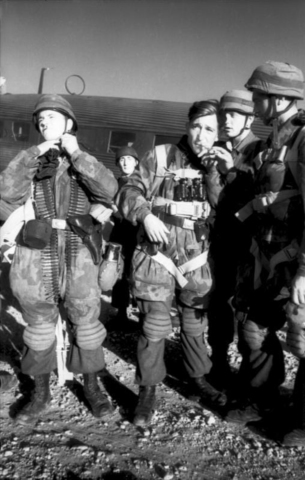 Fallschirmjägers preparándose para la invasión de Leros, Grecia. Septiembre de 1943