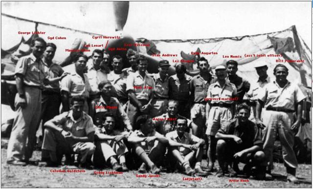La fotografía muestra algunos de los pilotos y personal de tierra del 101 escuadrón