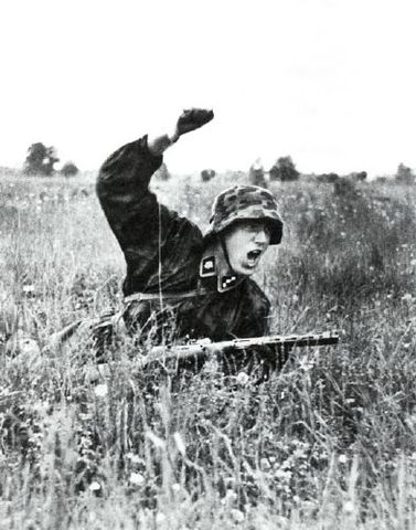 Soldado de la Totenkopf combatiendo en la estepa. Julio 1943