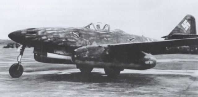 Caza a reacción Messerschmitt 262 A-1a del JG-7 en un aeródromo de Brandenburgo