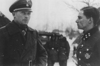 Peiper, derecha, junto al SS Standartenführer Theodor Wisch, durante la tercera batalla de Kharkov, marzo 1943
