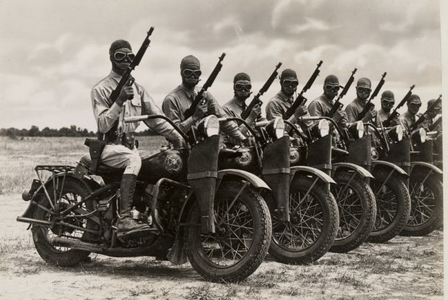 8_US_Motorcycle_Troops_Pose_on_Their_Har