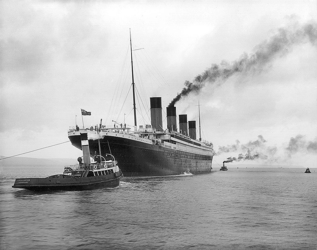 Titanic_leaving_Belfast_for_her_sea_tria