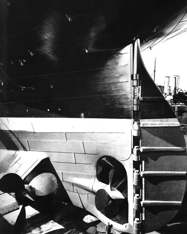 Titanic_stern_and_rudder.jpg