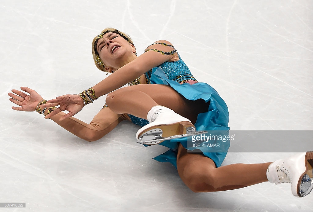 anna_pogorilaya_of_russia_falls_on_the_ice_as_sh