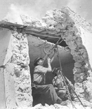 Ametralladora Bren en montaje antiaéreo en las ruinas de Tobruk