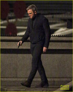 daniel-craig-armed-dangerous-on-spectre-set-09.jpg