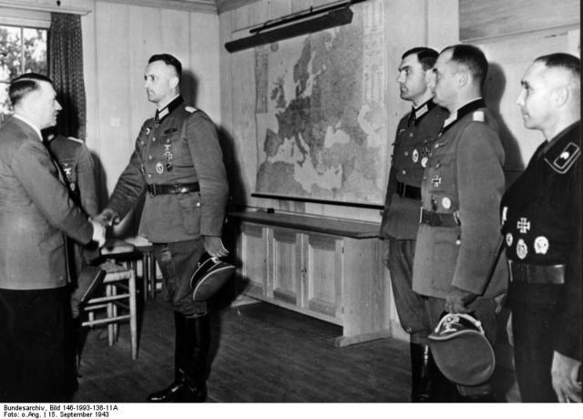 Bäke, a la derecha de la imagen, en la Wolfsschanze, para recibir de manos de Hitler las Hojas de Roble. Septiembre de 1943