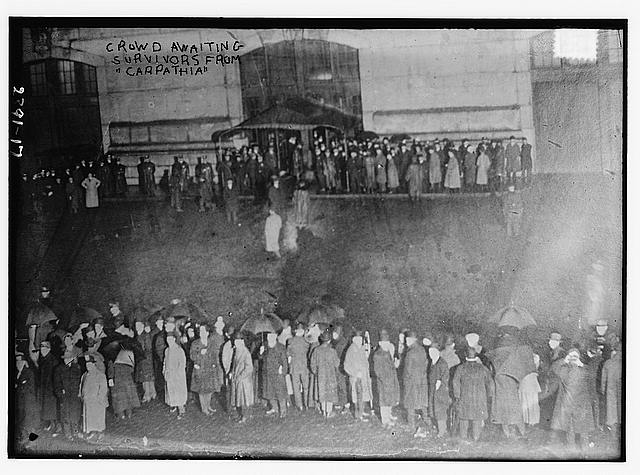 Crowds_Carpathia_Arrival_1912.jpg